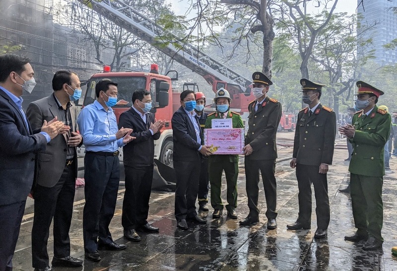 Phó Chủ tịch UBND TP Nguyễn Đức Thọ trao thưởng lực lượng PCCC Công an thành phố sau khi dập tắt vụ cháy